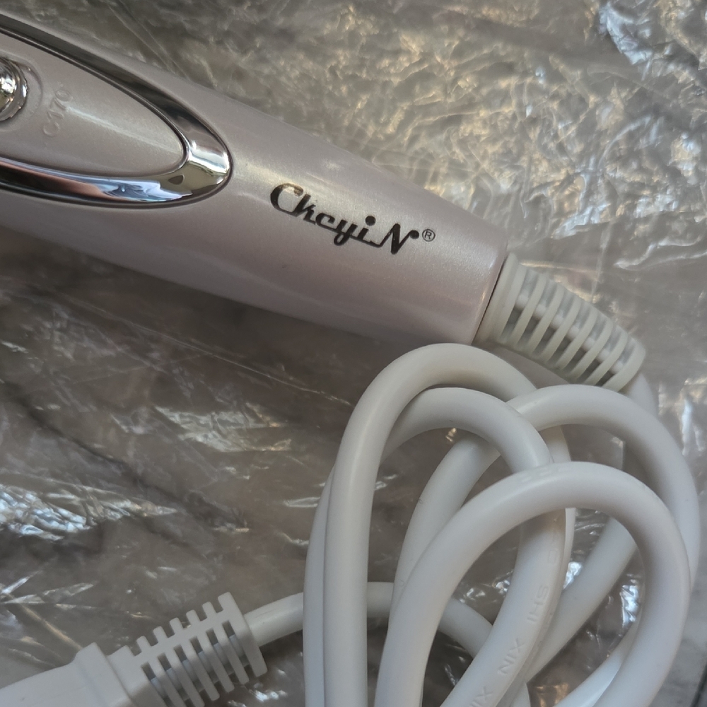 Gold and White Triple Barrel Hair Waver - Picture 2 of 8